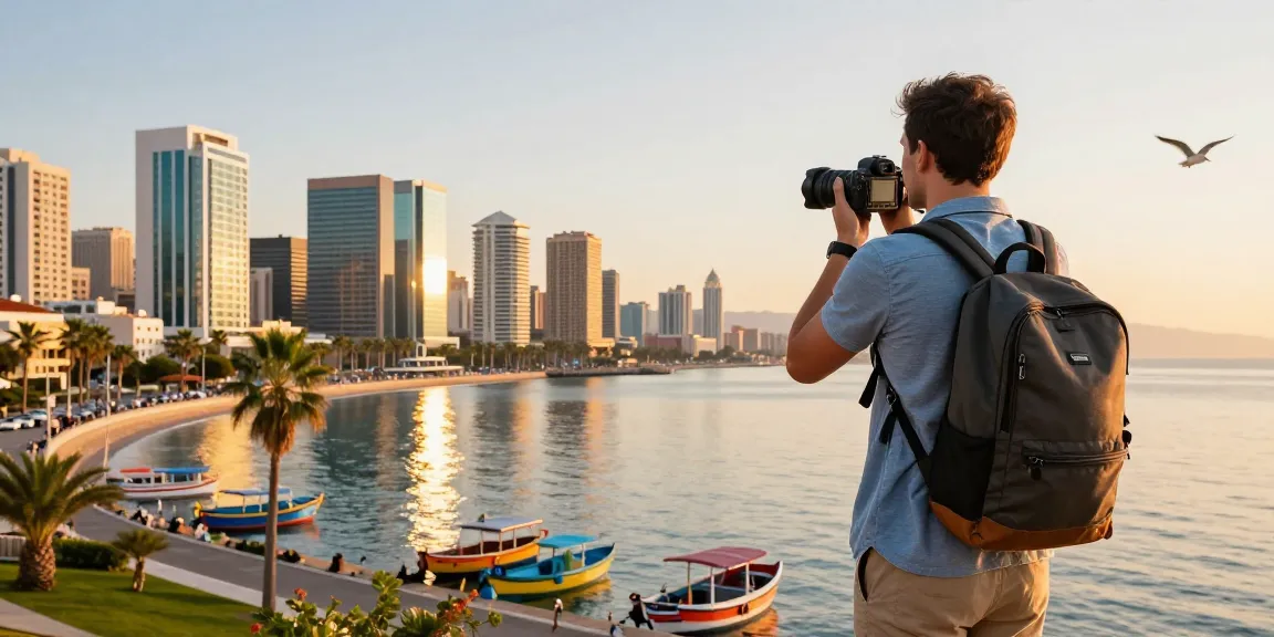 Wisatawan menikmati pemandangan kota pantai di https://miami4d.com/ saat matahari terbenam.